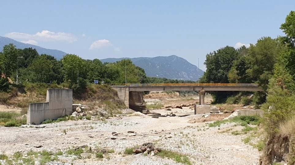 Αποκαρδιωτικές εικόνες! «Εξαφανίστηκε» ο Πηνειός ποταμός στα Τρίκαλα (βίντεο)